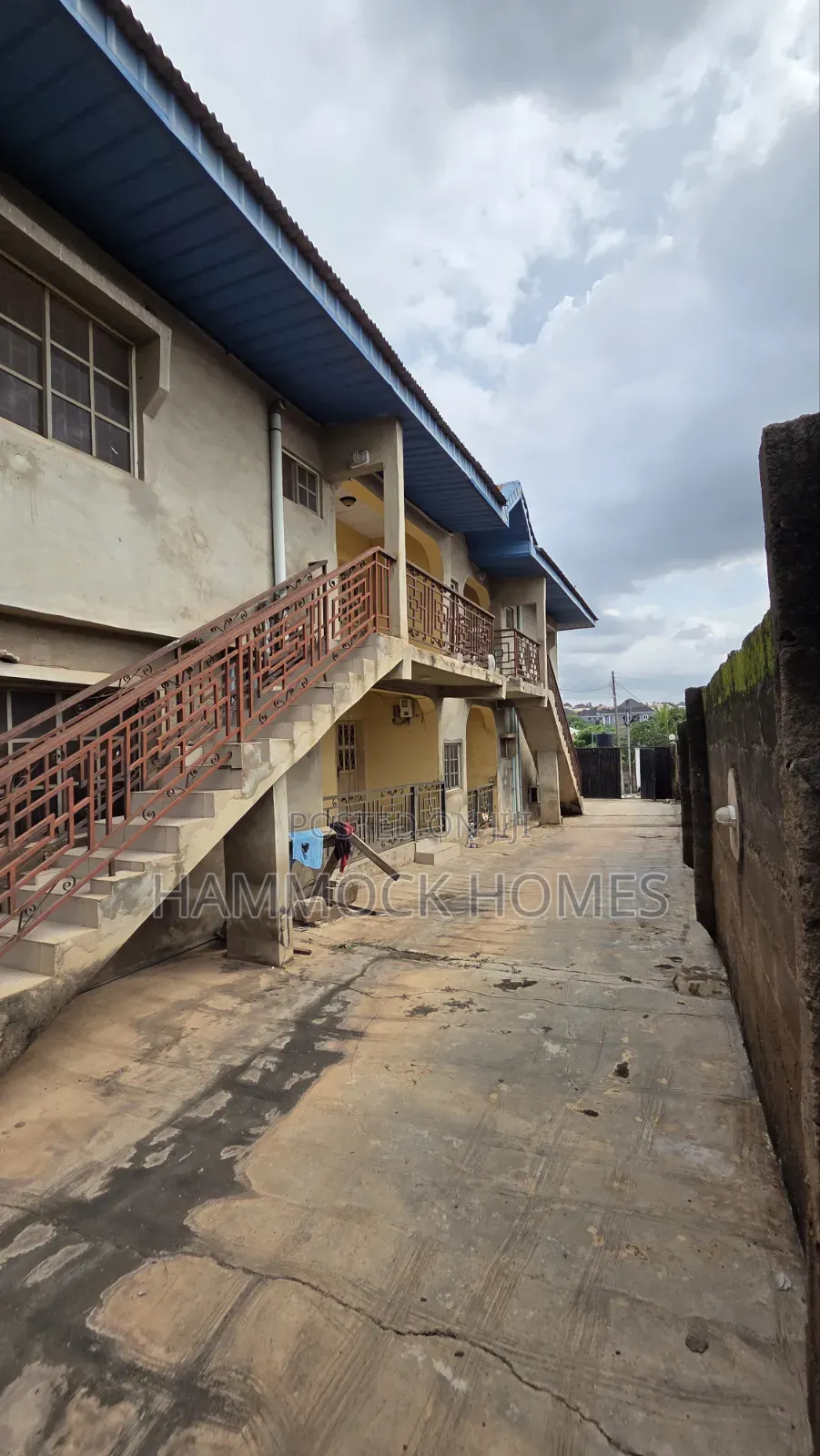 10bdrm Block of Flats in Tella Estate, Akobo for sale in Akobo