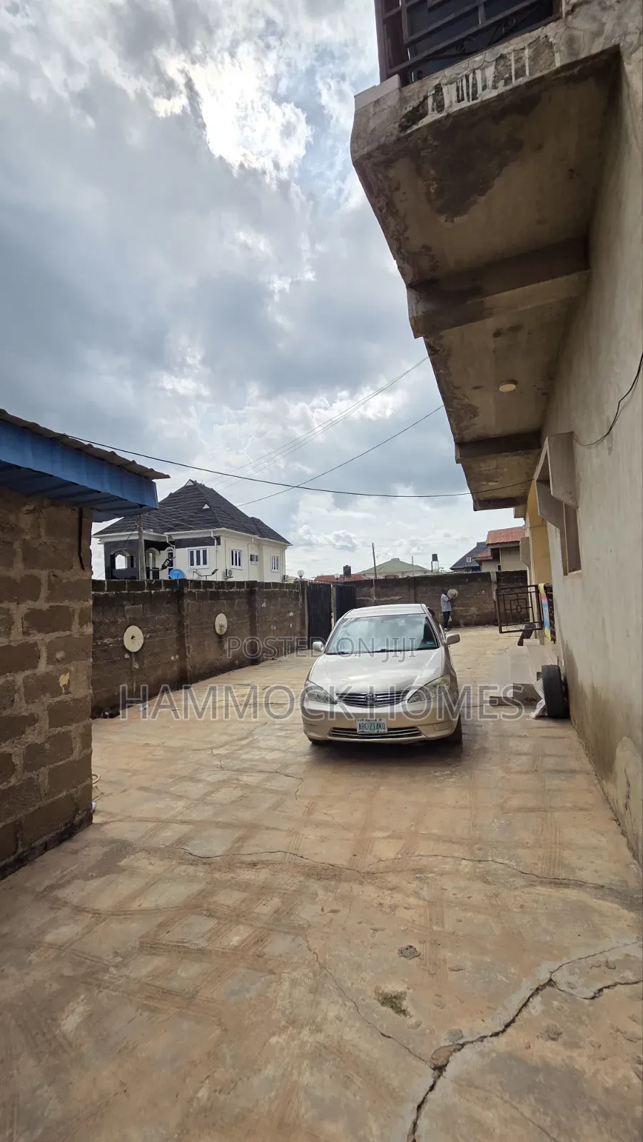 10bdrm Block of Flats in Tella Estate, Akobo for sale in Akobo