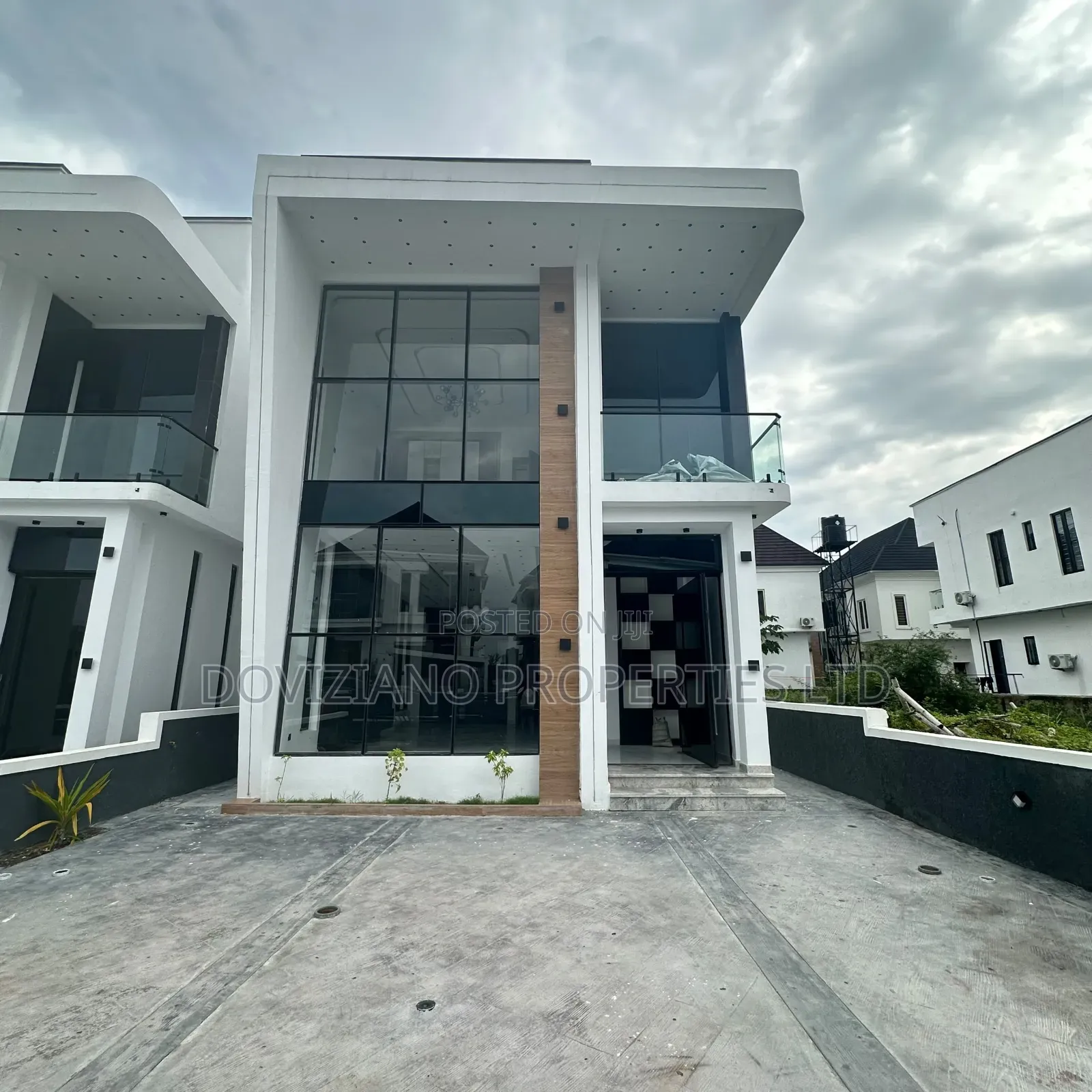 5bdrm Duplex in Ikota for sale in Ikota