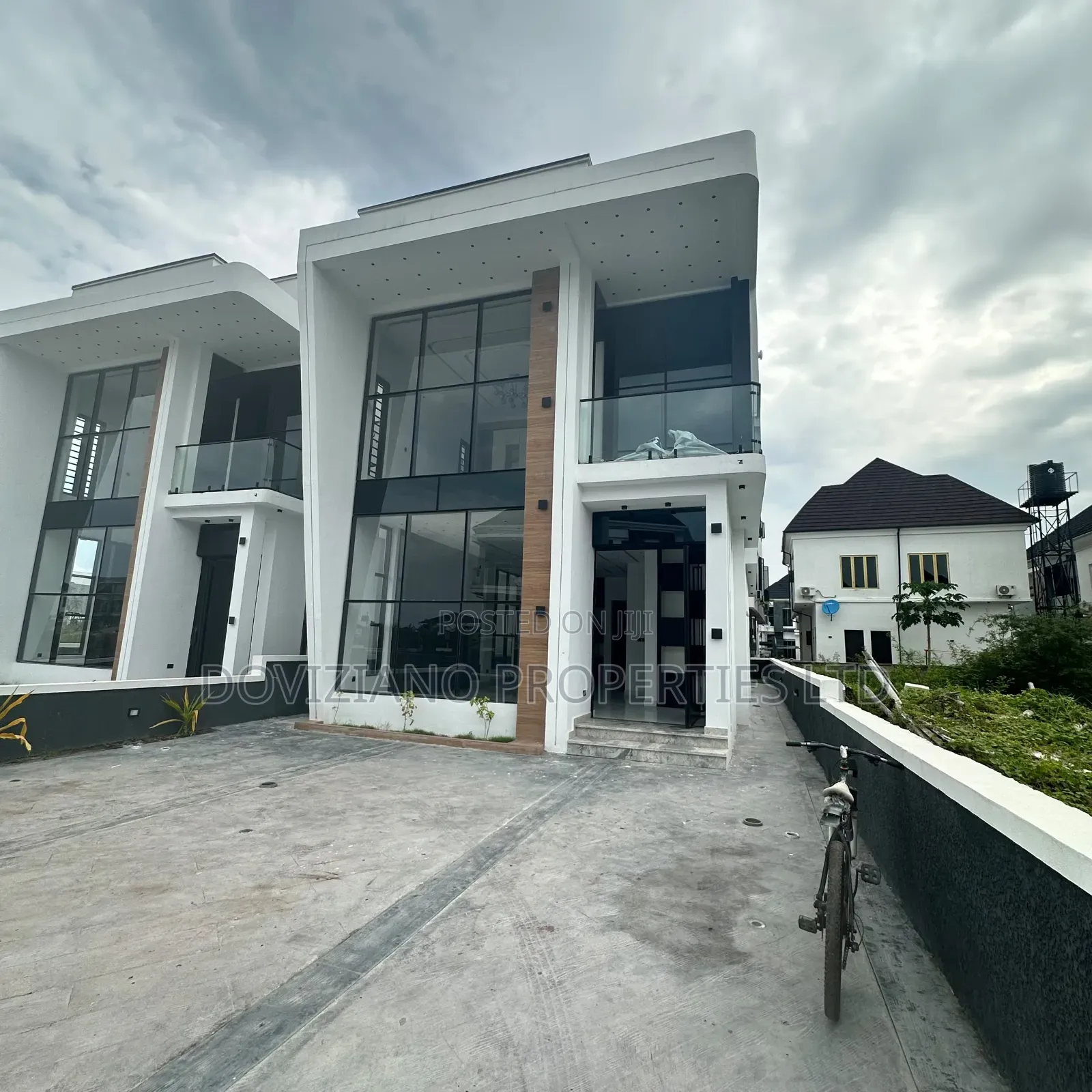 5bdrm Duplex in Ikota for sale in Ikota