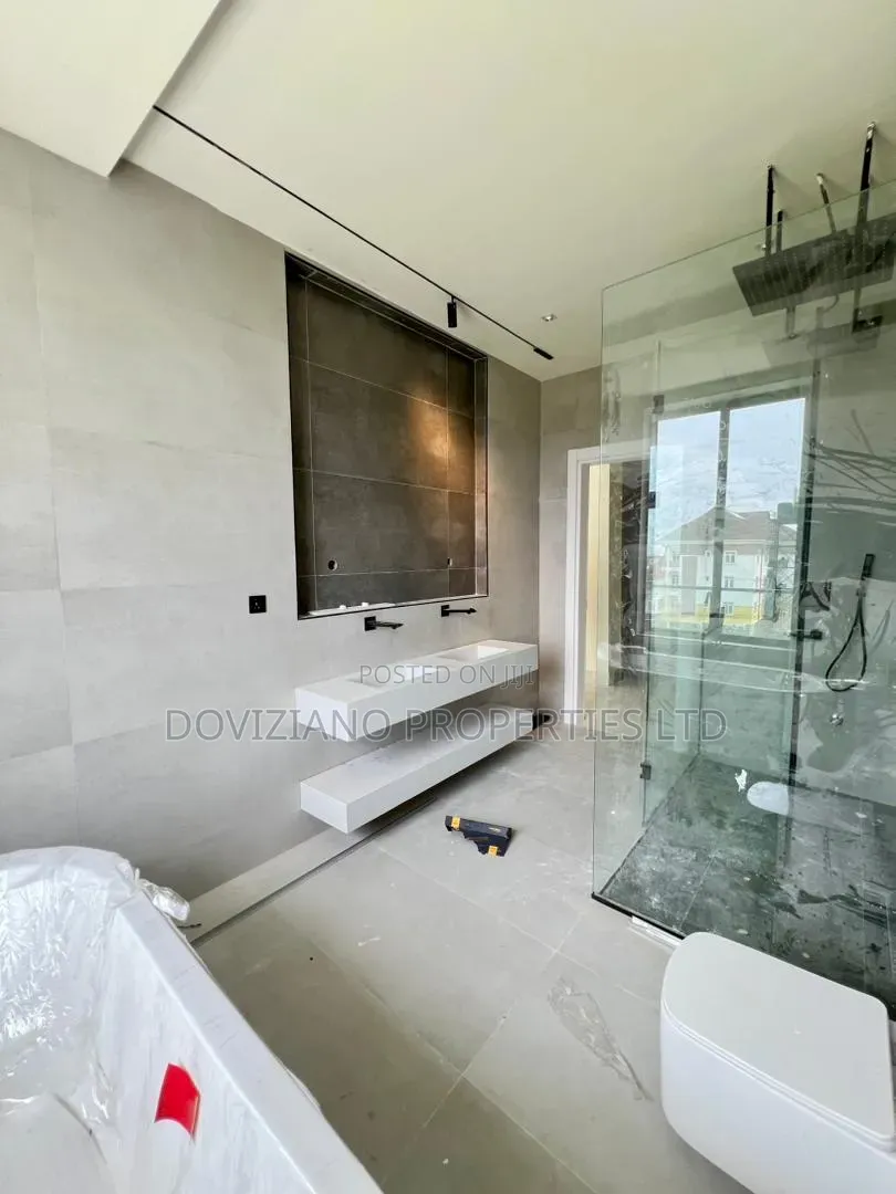 5bdrm Duplex in Lekki Phase 1 for sale in Lekki Phase 1
