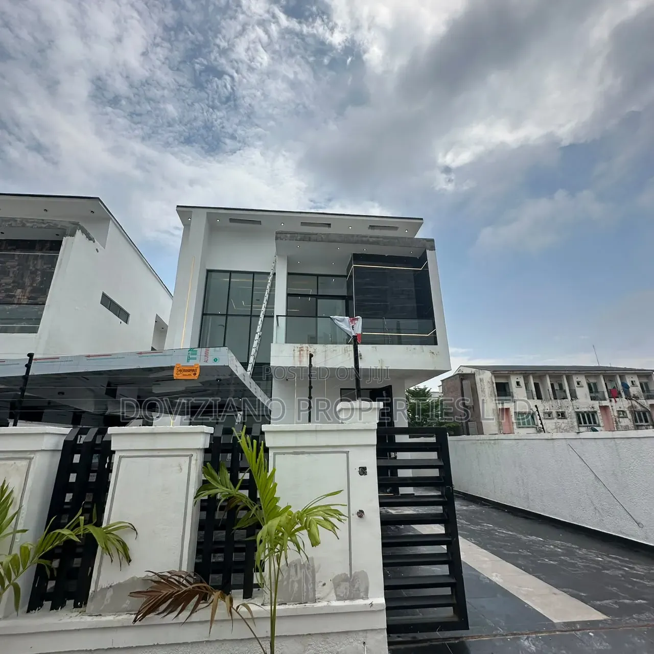 5bdrm Duplex in Chevron for sale in Chevron