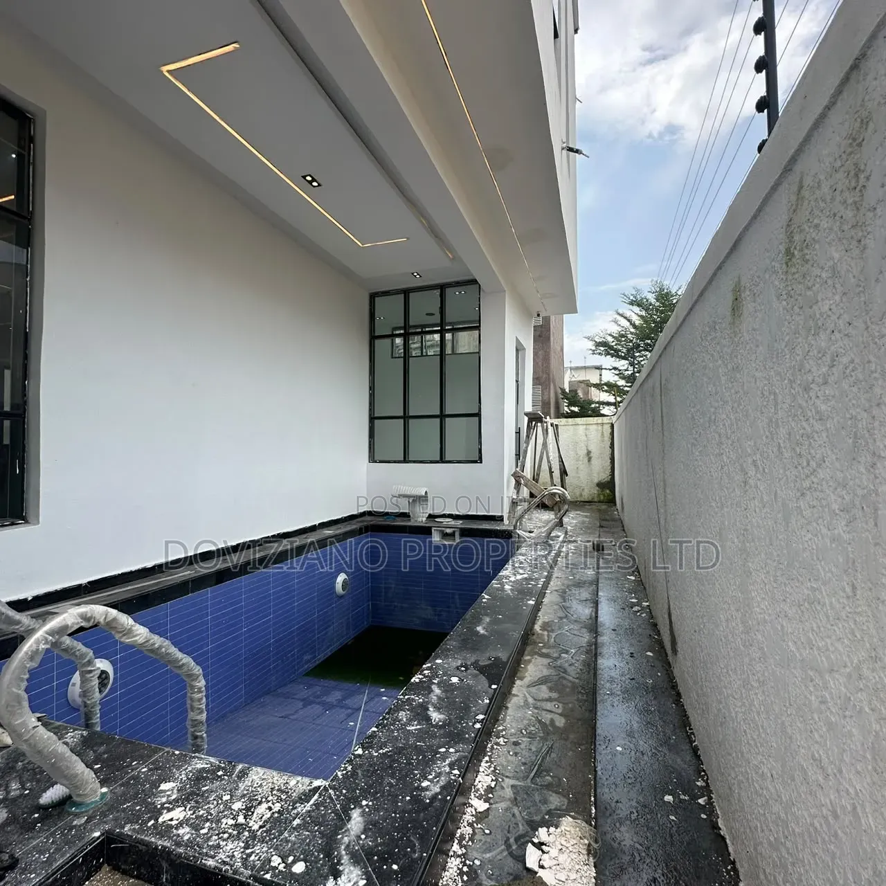 5bdrm Duplex in Chevron for sale in Chevron