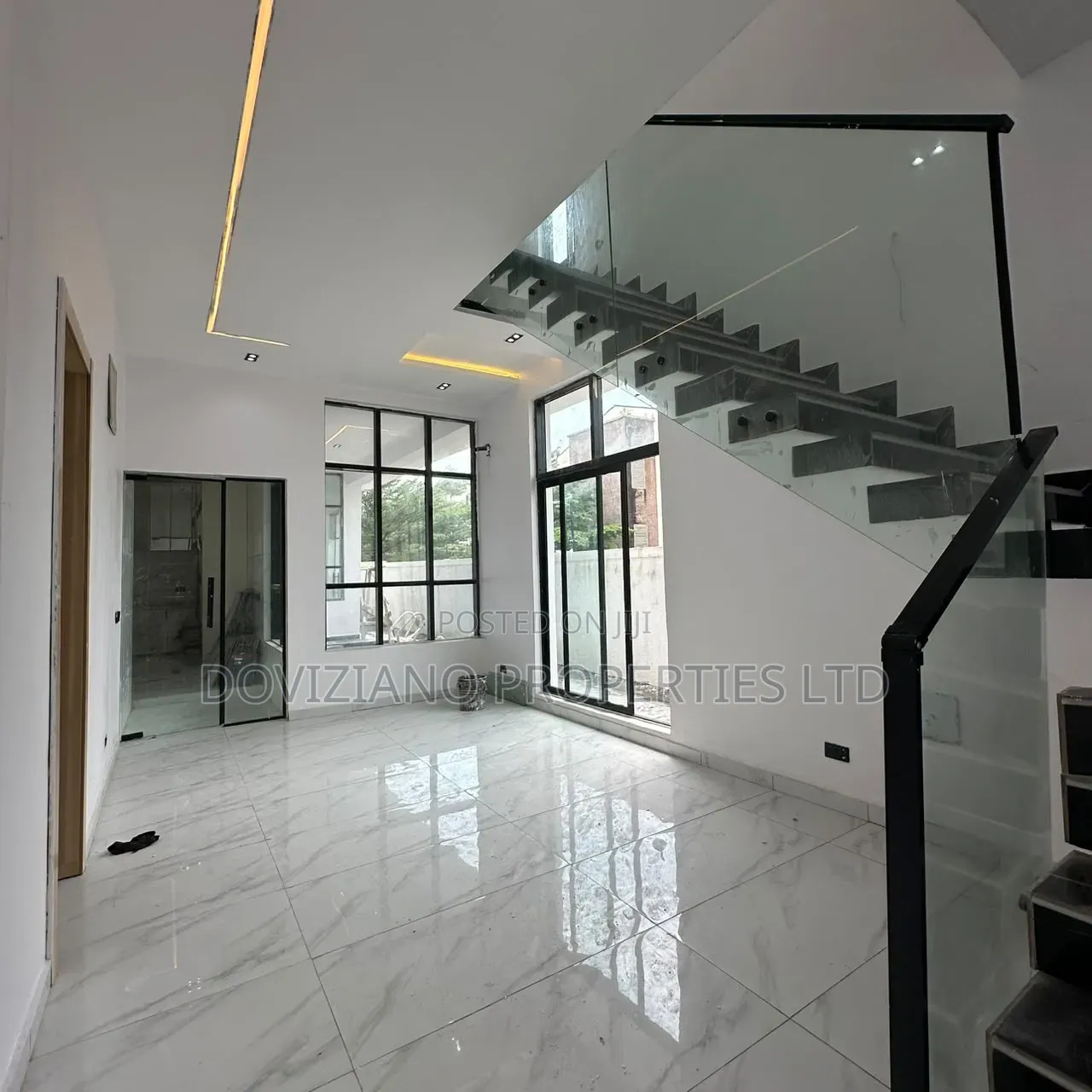 5bdrm Duplex in Chevron for sale in Chevron
