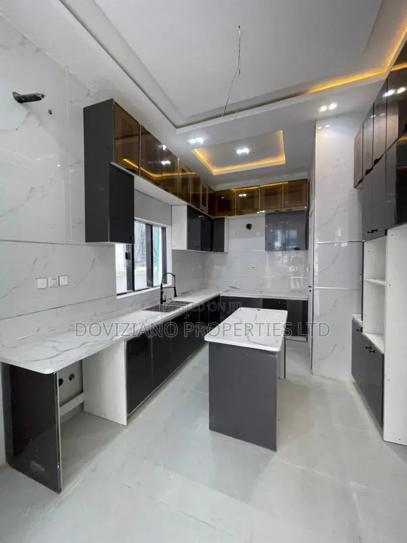 4bdrm Duplex in Chevron for sale in Chevron