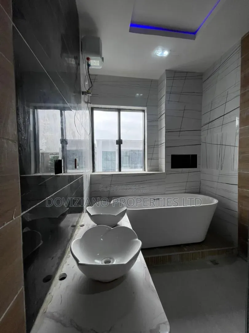 4bdrm Duplex in Chevron for sale in Chevron