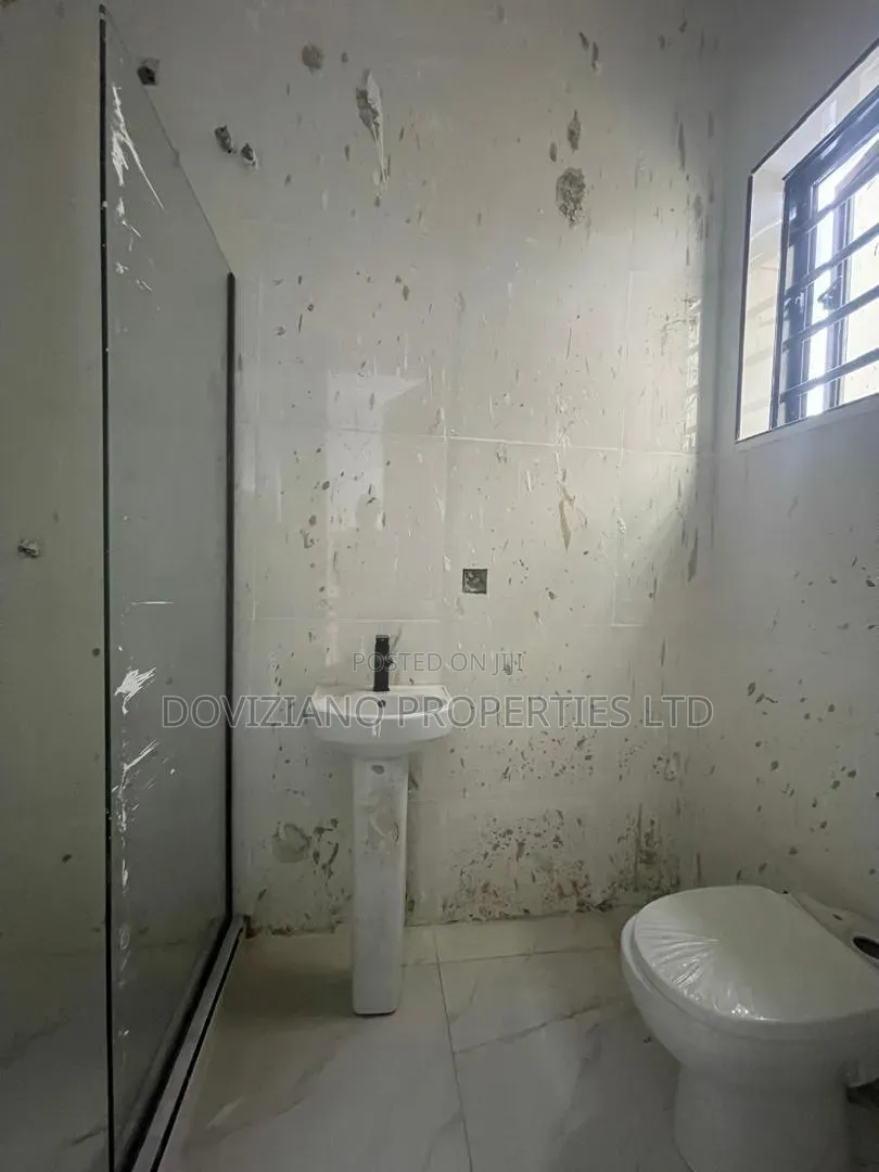 5bdrm Duplex in Ikota for sale in Ikota