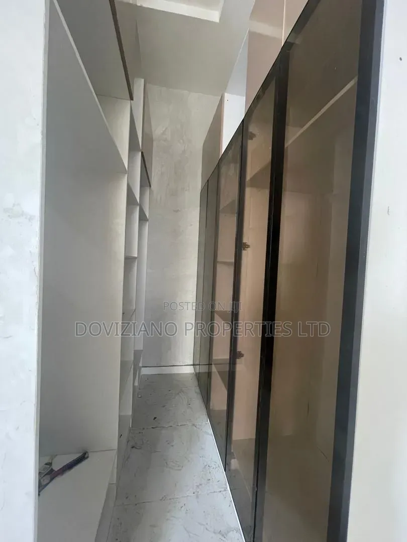 5bdrm Duplex in Ikota for sale in Ikota