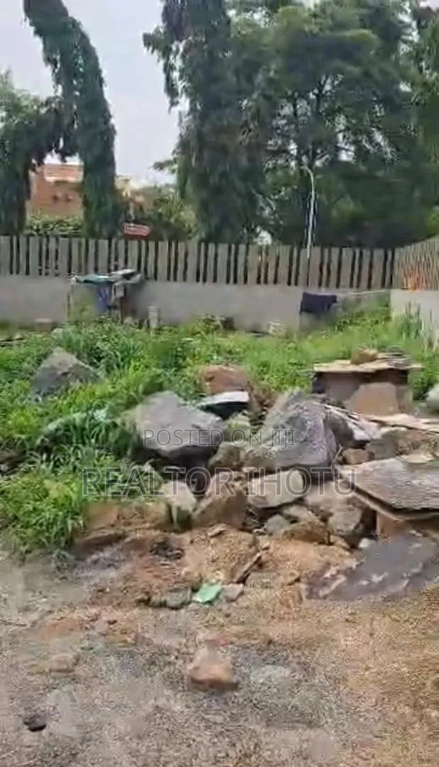 1000sqm, Residential, Fcda C of O and Tarred Road. in Asokoro