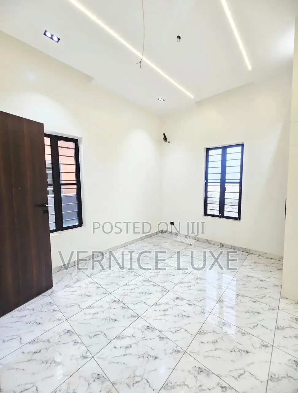 5bdrm Duplex in Dpk, Lafiaji for sale in Lafiaji