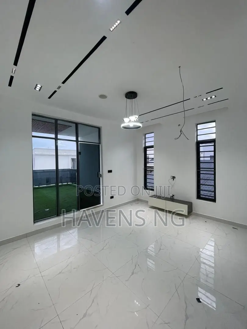 5bdrm Duplex in Ikota for sale in Ikota