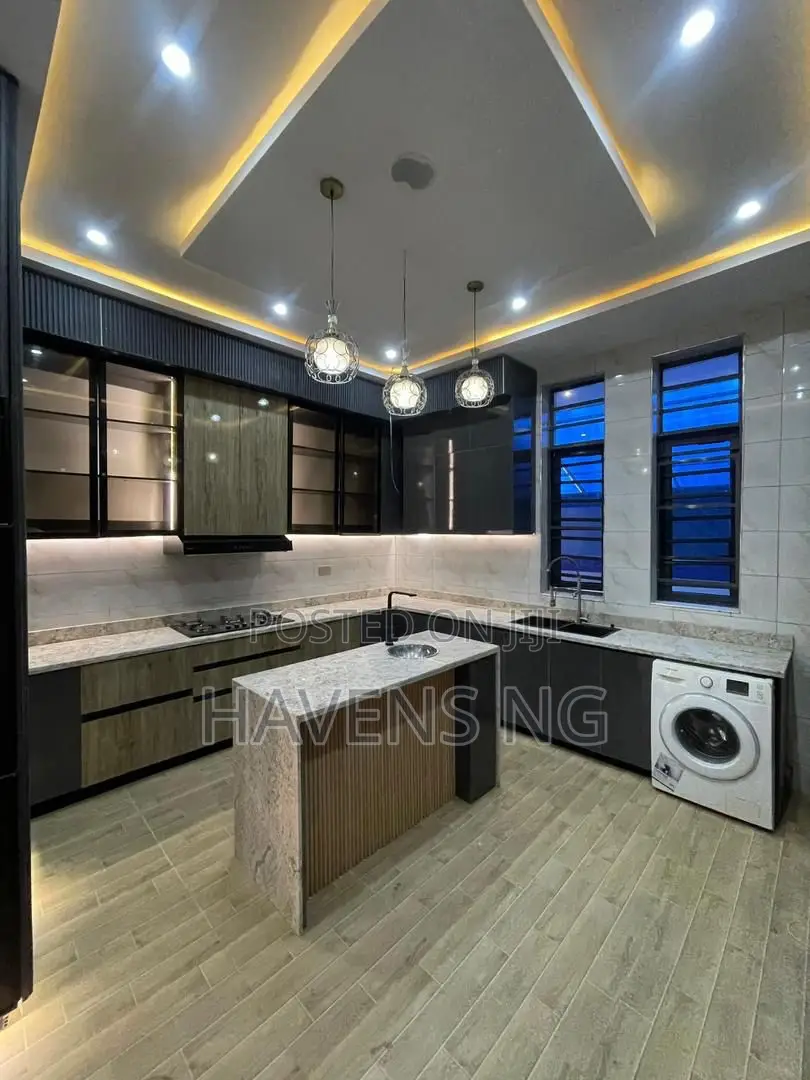 5bdrm Duplex in Ikota for sale in Ikota