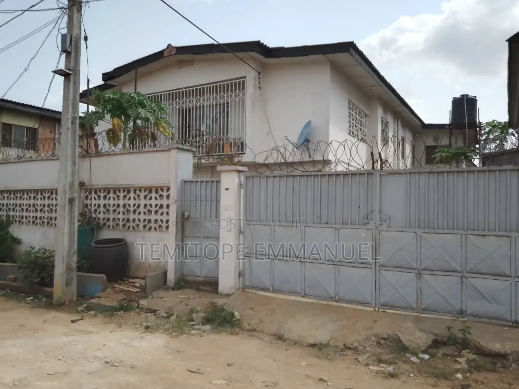 Furnished 11bdrm Duplex in Alimosho for sale in Alimosho