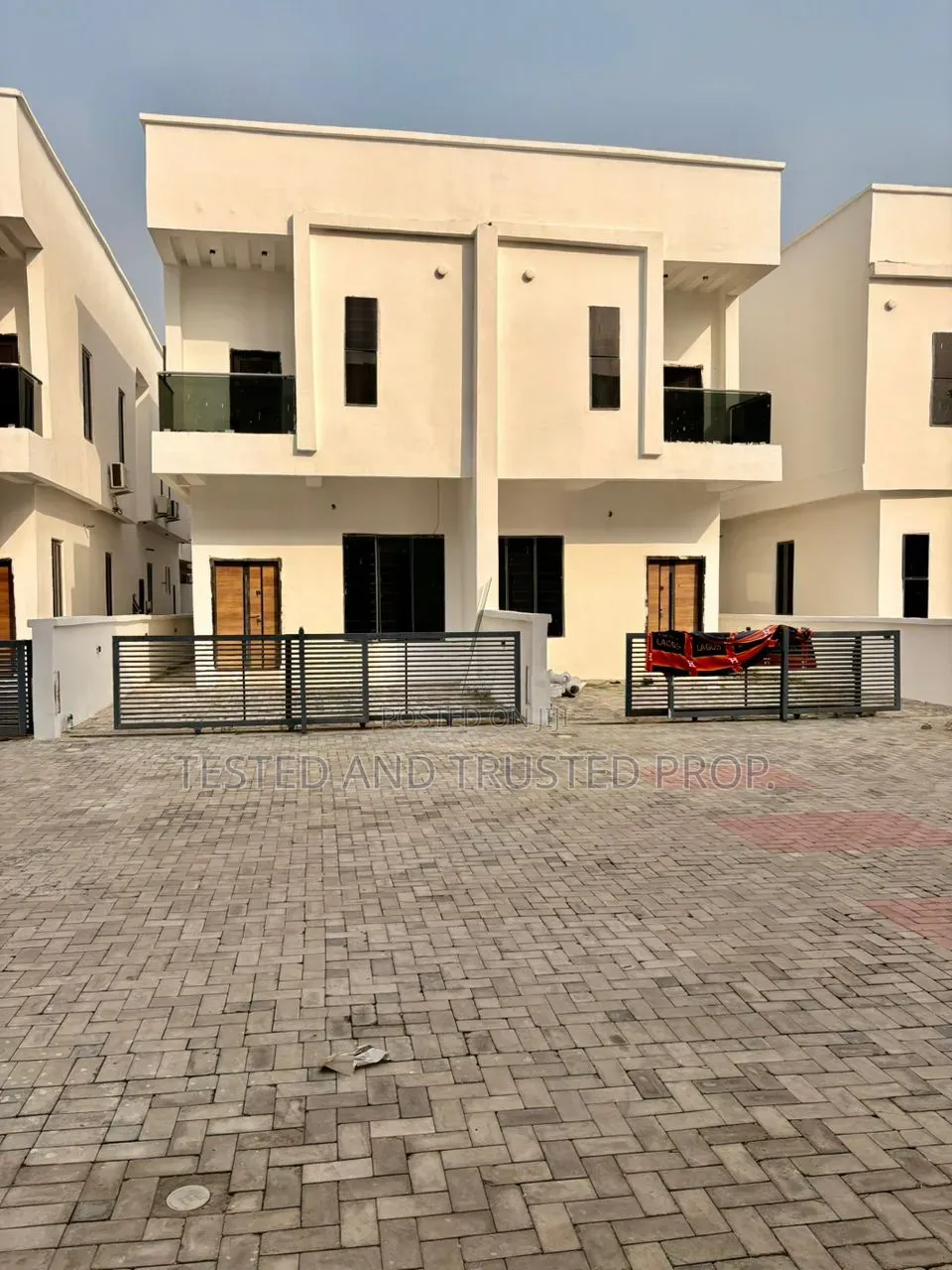 4bdrm Duplex in Orchid Road, Chevron for sale in Chevron