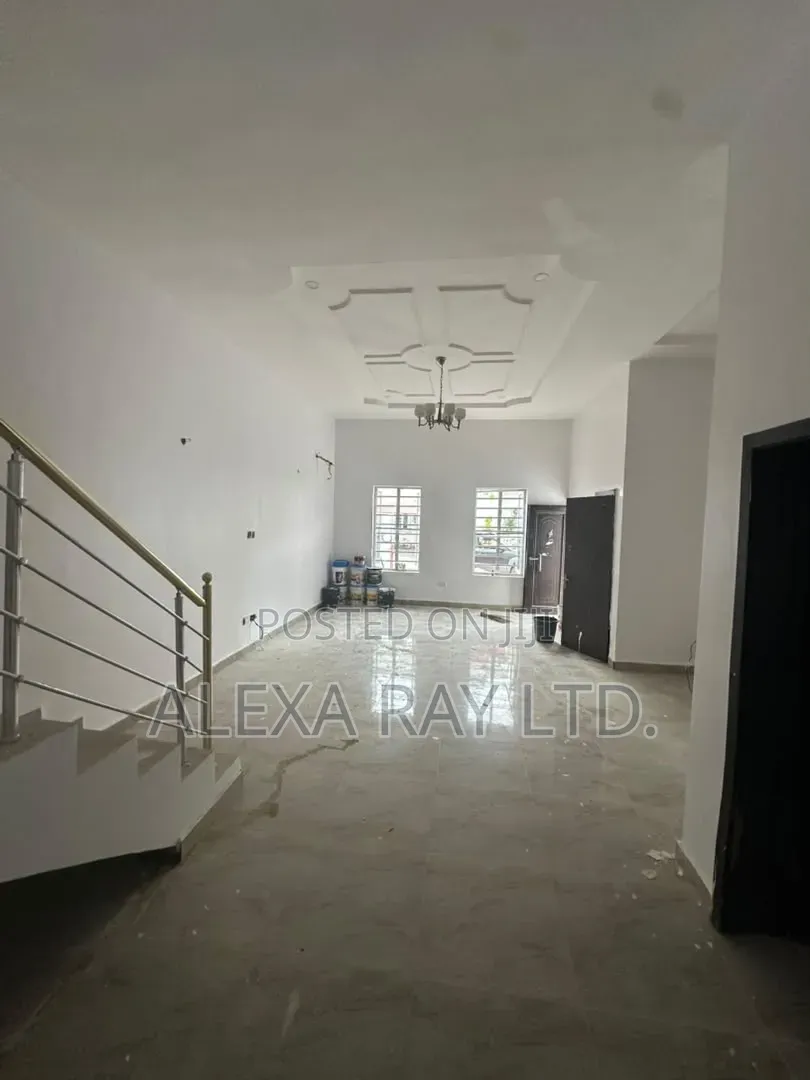 4bdrm Duplex in Chevron for rent in Chevron
