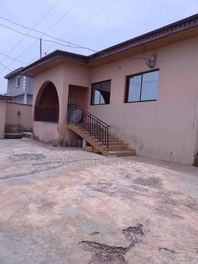 6bdrm Bungalow in Peace Land Estate, Ikorodu Garage for sale in Ikorodu Garage