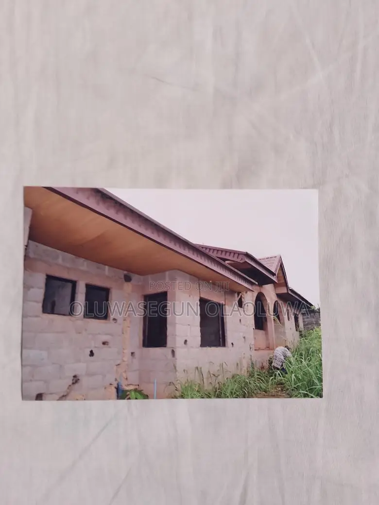 6bdrm Bungalow in Peace Land Estate, Ikorodu Garage for sale in Ikorodu Garage