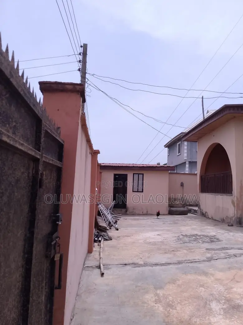6bdrm Bungalow in Peace Land Estate, Ikorodu Garage for sale in Ikorodu Garage
