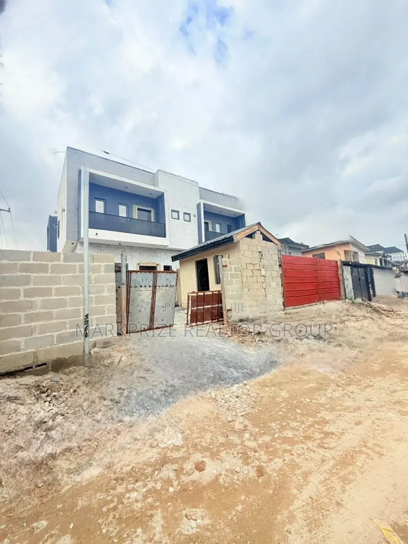 4bdrm Duplex in Ilupeju Lagos for sale in Ikorodu Road / Ilupeju