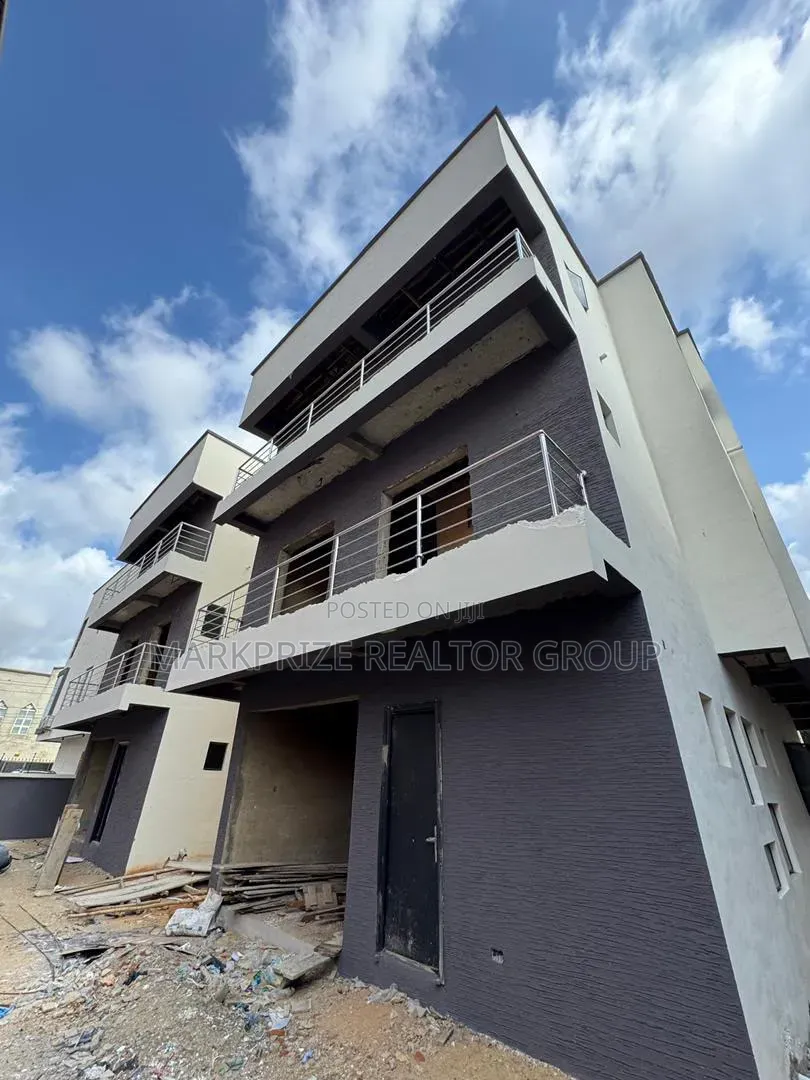 4bdrm Duplex in Surulere Lagos for sale in Aguda / Surulere