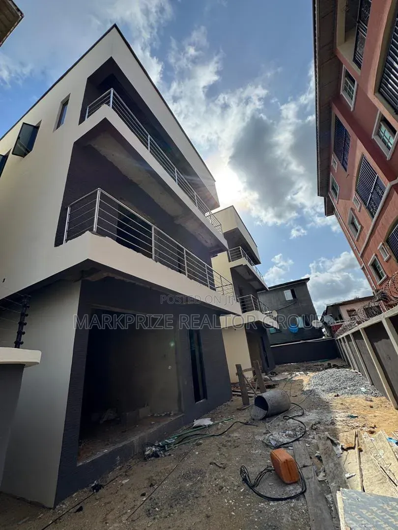4bdrm Duplex in Surulere Lagos for sale in Aguda / Surulere