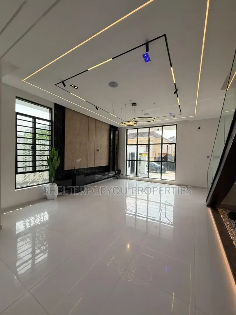5bdrm House in Off Lekki-Epe Expressway for sale in Off Lekki-Epe Expressway