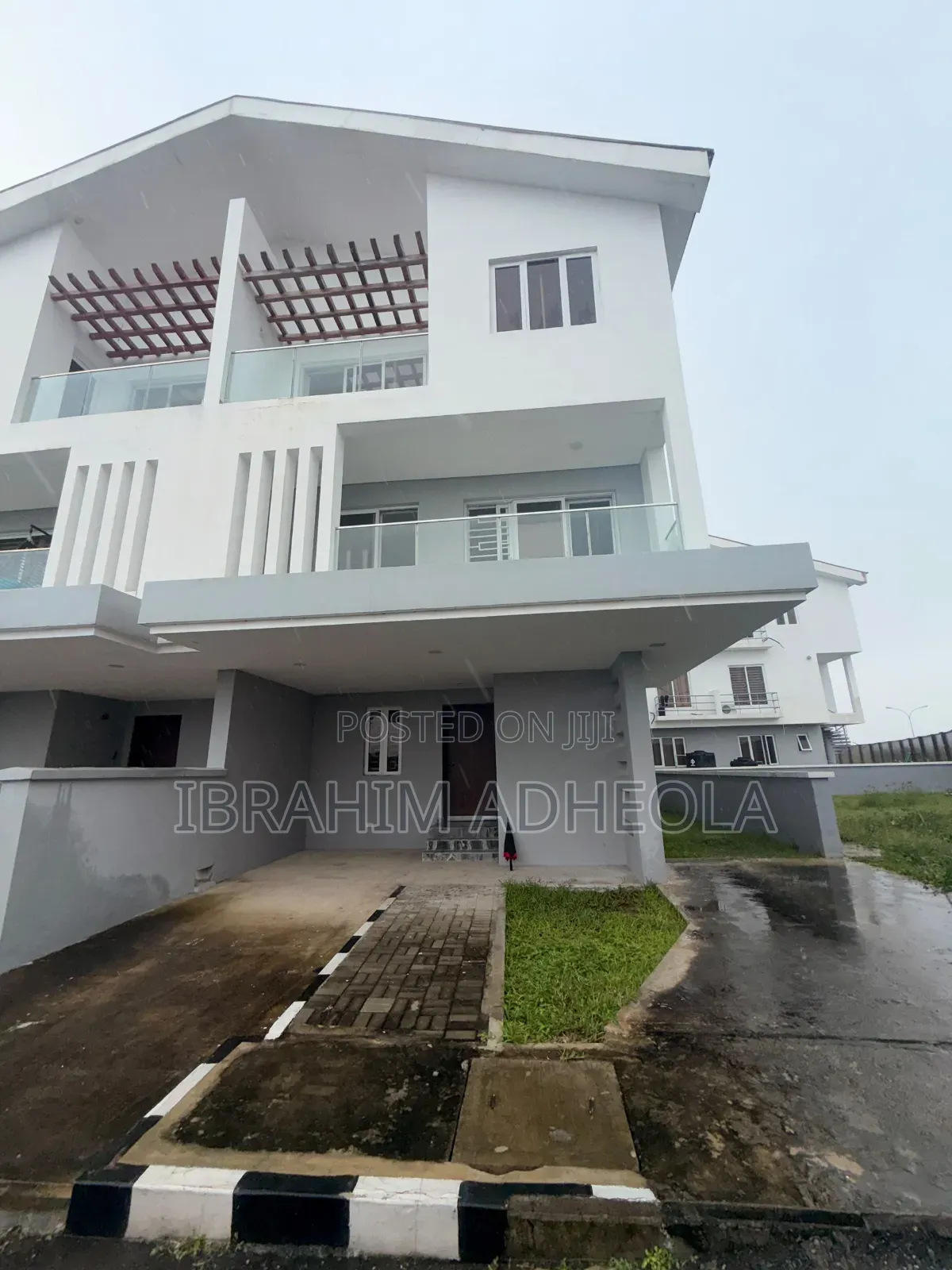 4bdrm Duplex in Chevron for rent in Chevron