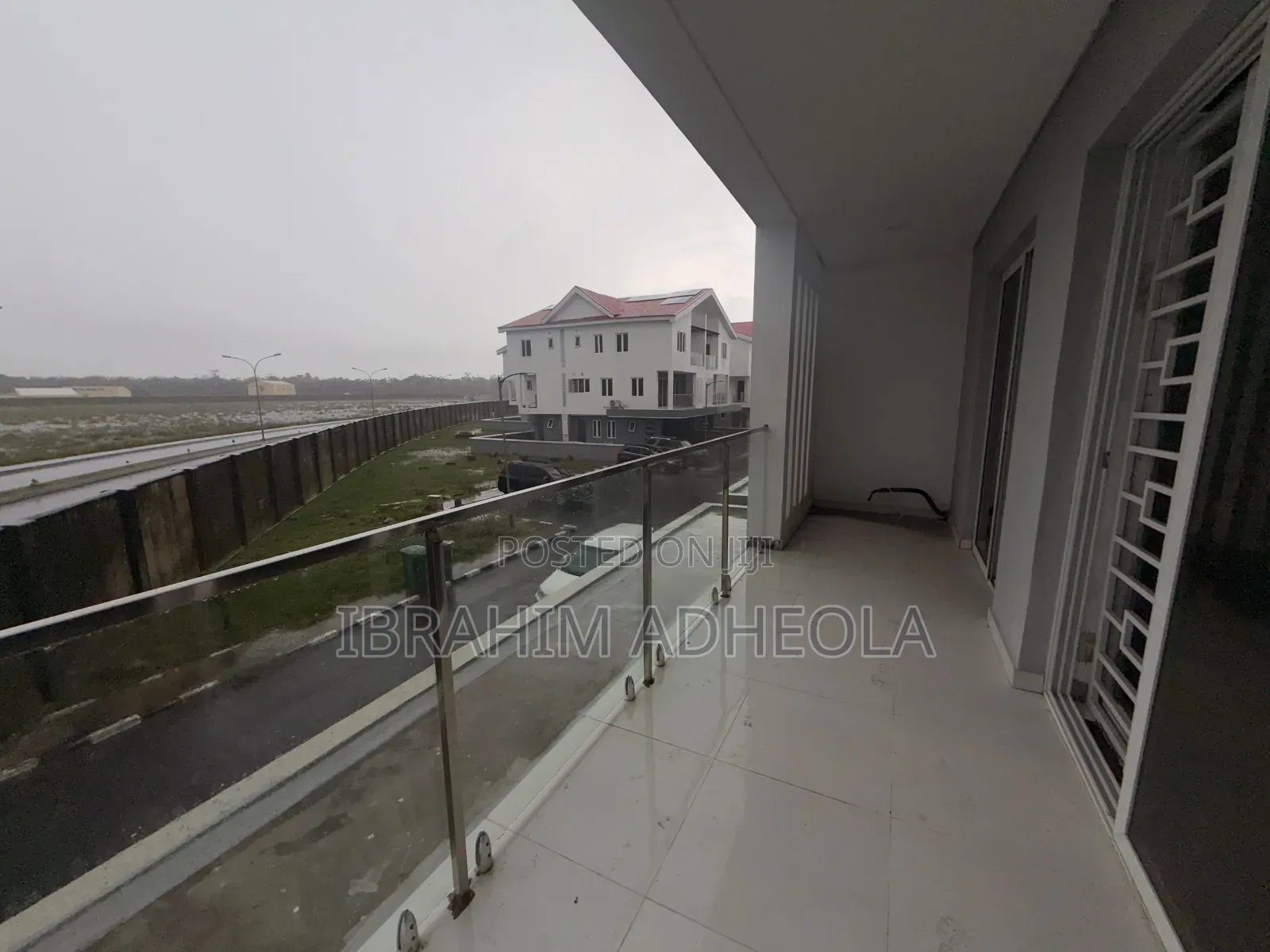 4bdrm Duplex in Chevron for rent in Chevron
