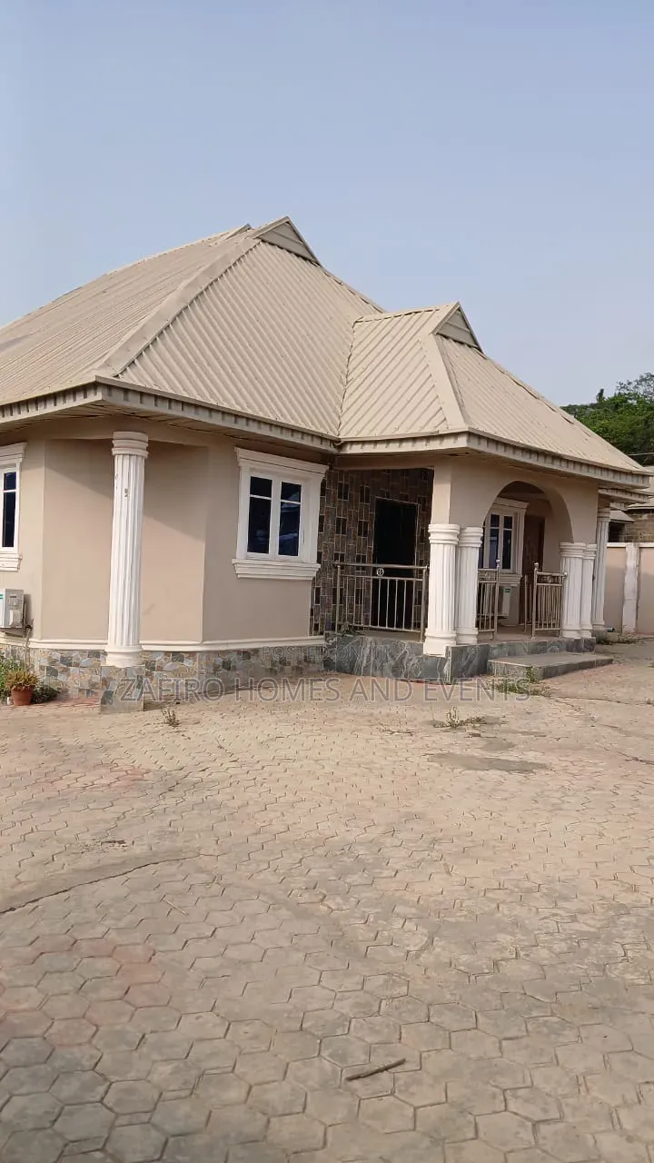 4bdrm Bungalow in Amoje Ayegun Along for sale in Akala Express