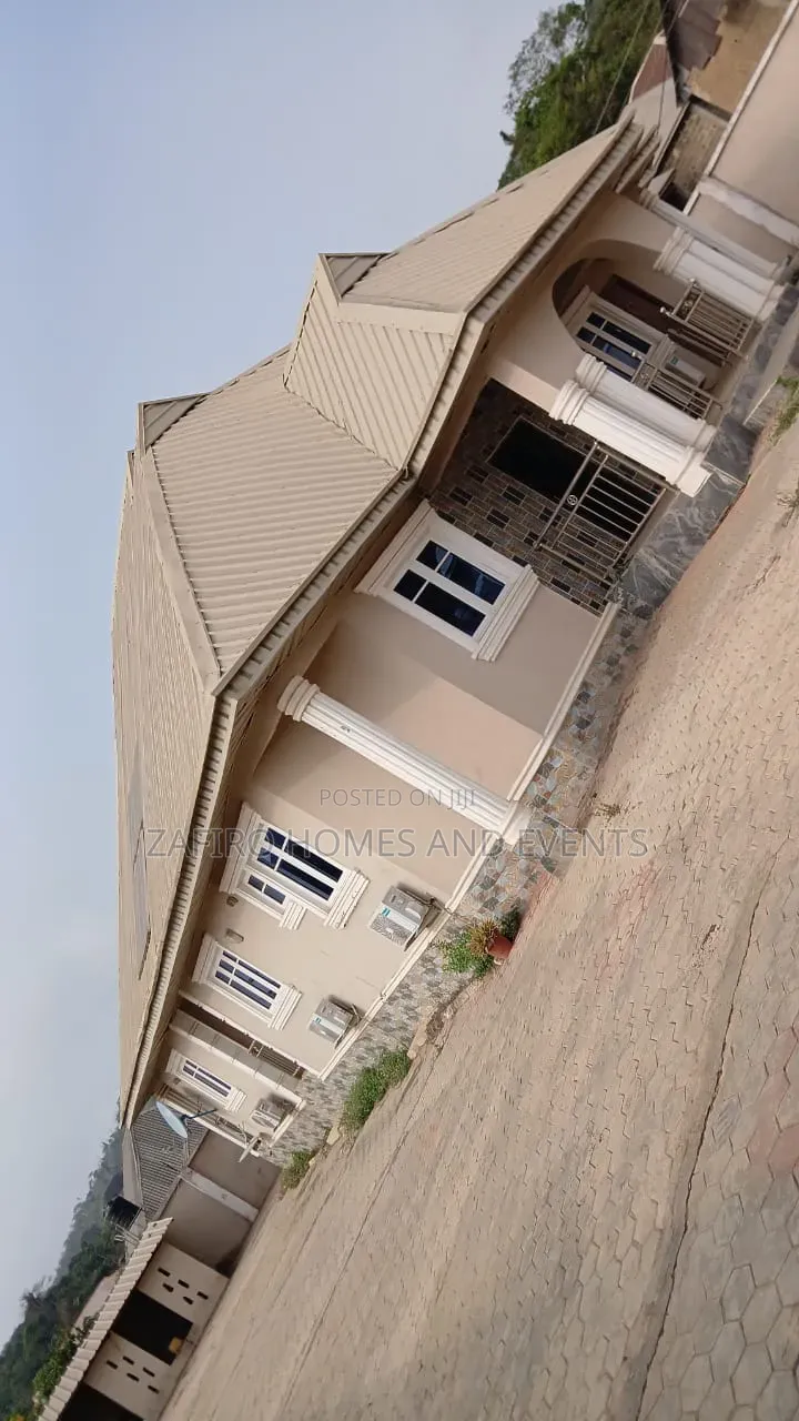 4bdrm Bungalow in Amoje Ayegun Along for sale in Akala Express
