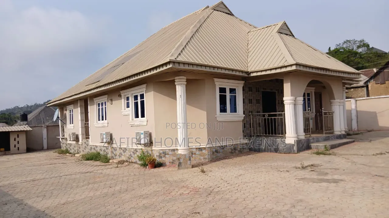 4bdrm Bungalow in Amoje Ayegun Along for sale in Akala Express