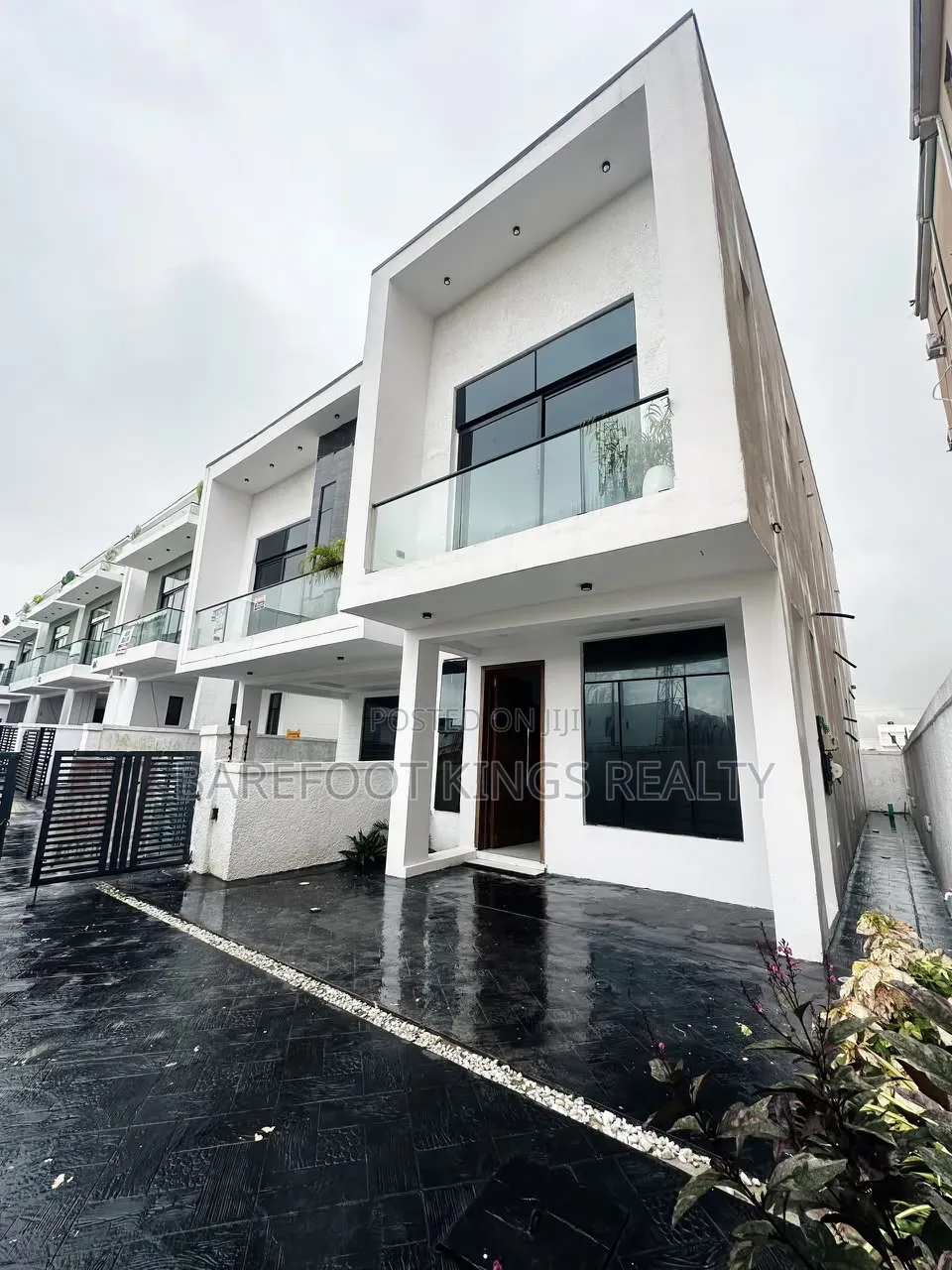 4bdrm Duplex in Ikota for sale in Ikota