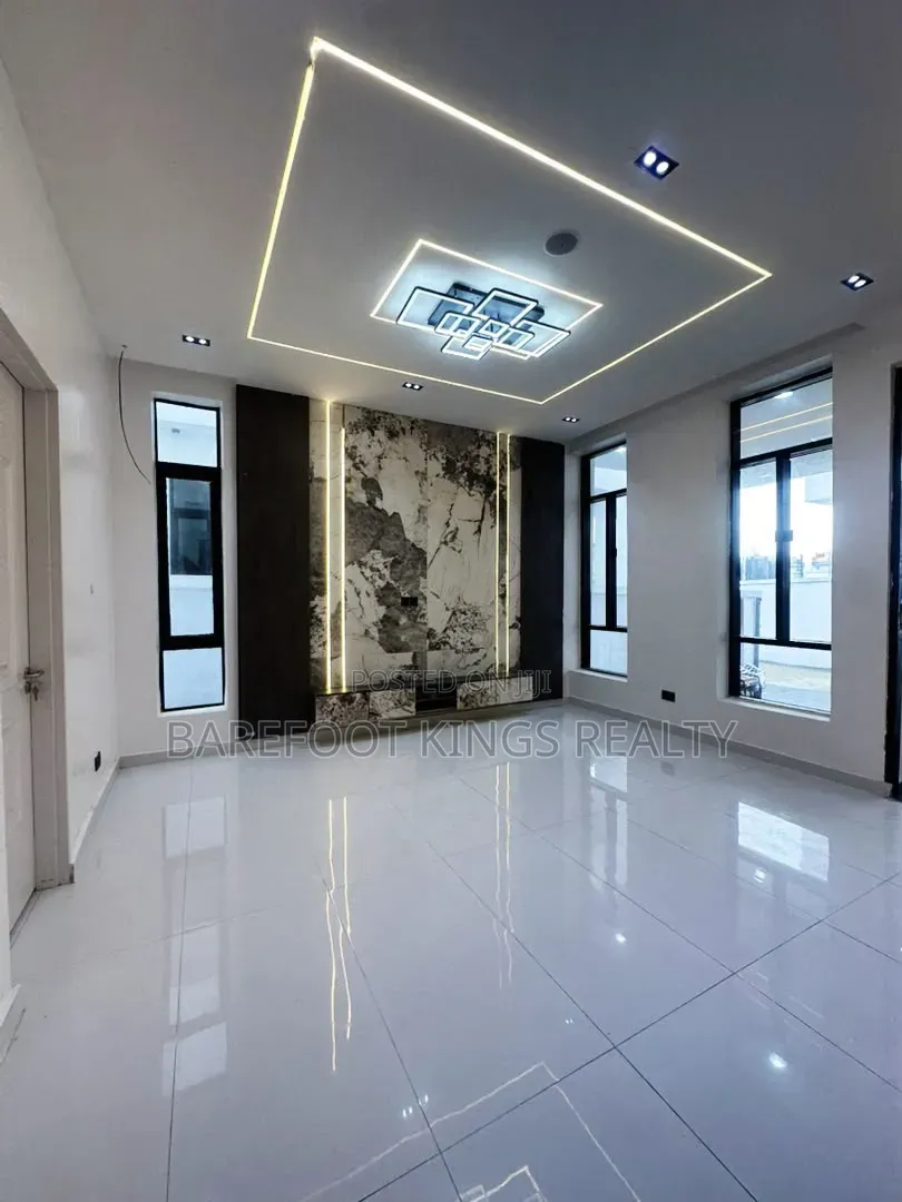 4bdrm Duplex in Ikota for sale in Ikota