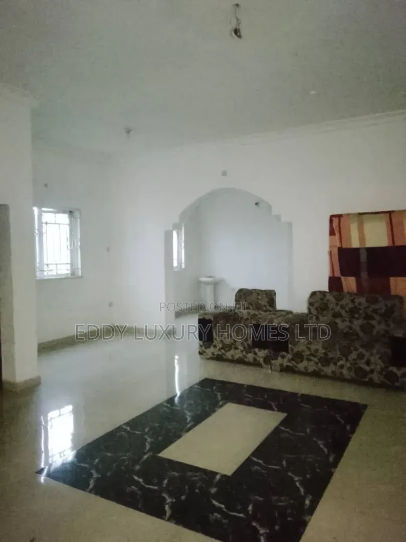 3bdrm Apartment in Nelson Mandela, Uyo for rent in Uyo