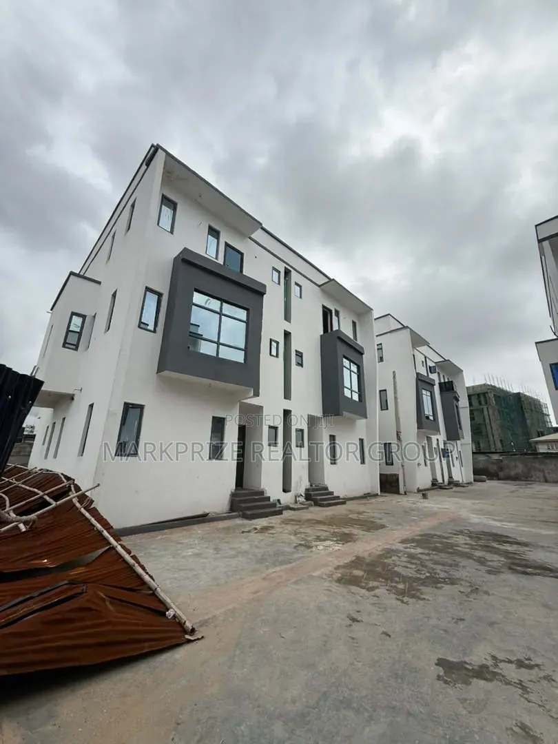 4bdrm Duplex in Opebi Ikeja Lagos for sale in Opebi