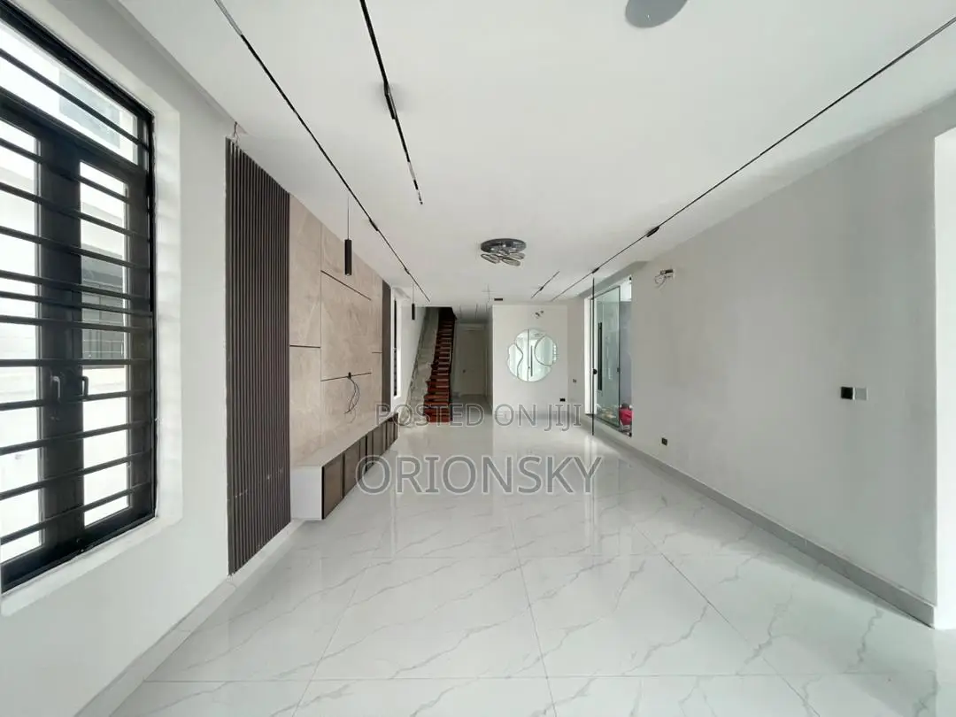 5bdrm Duplex in Lekki Phase 1 for sale in Lekki Phase 1