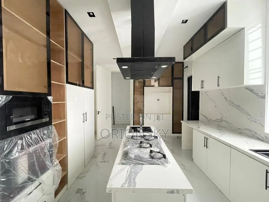5bdrm Duplex in Lekki Phase 1 for sale in Lekki Phase 1