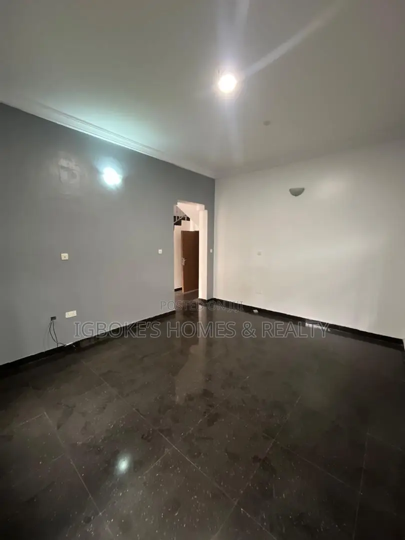 2bdrm Duplex in Lekki Phase 1 for rent in Lekki Phase 1