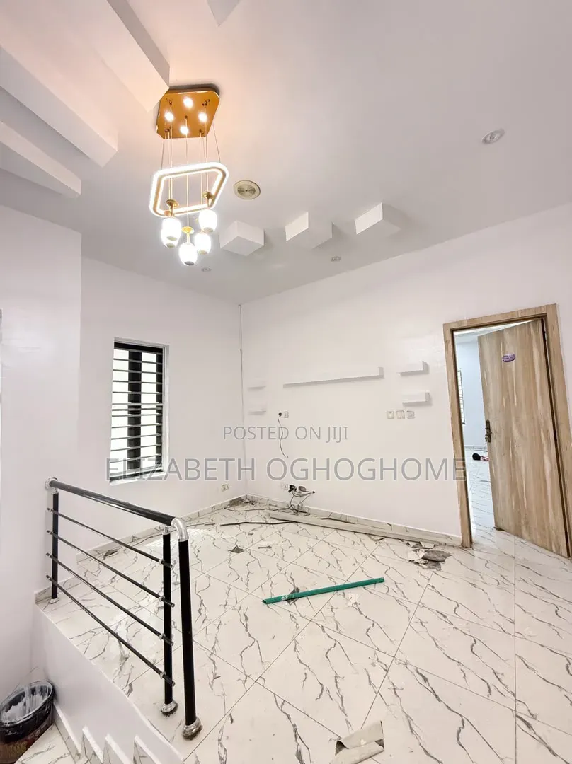 5bdrm Duplex in Chevron for rent in Chevron