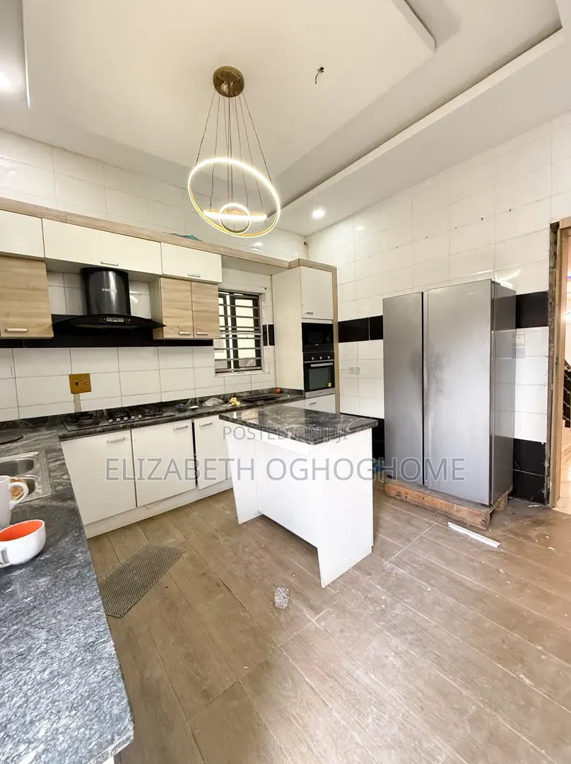 5bdrm Duplex in Chevron for rent in Chevron