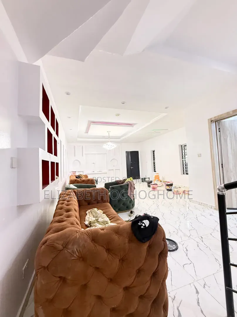 5bdrm Duplex in Chevron for rent in Chevron