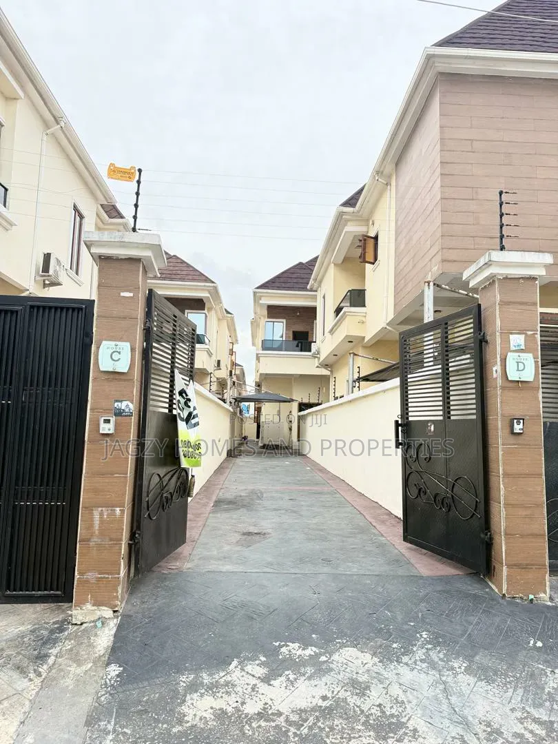 4bdrm Duplex in Ikota Villa Estate for rent in Ikota