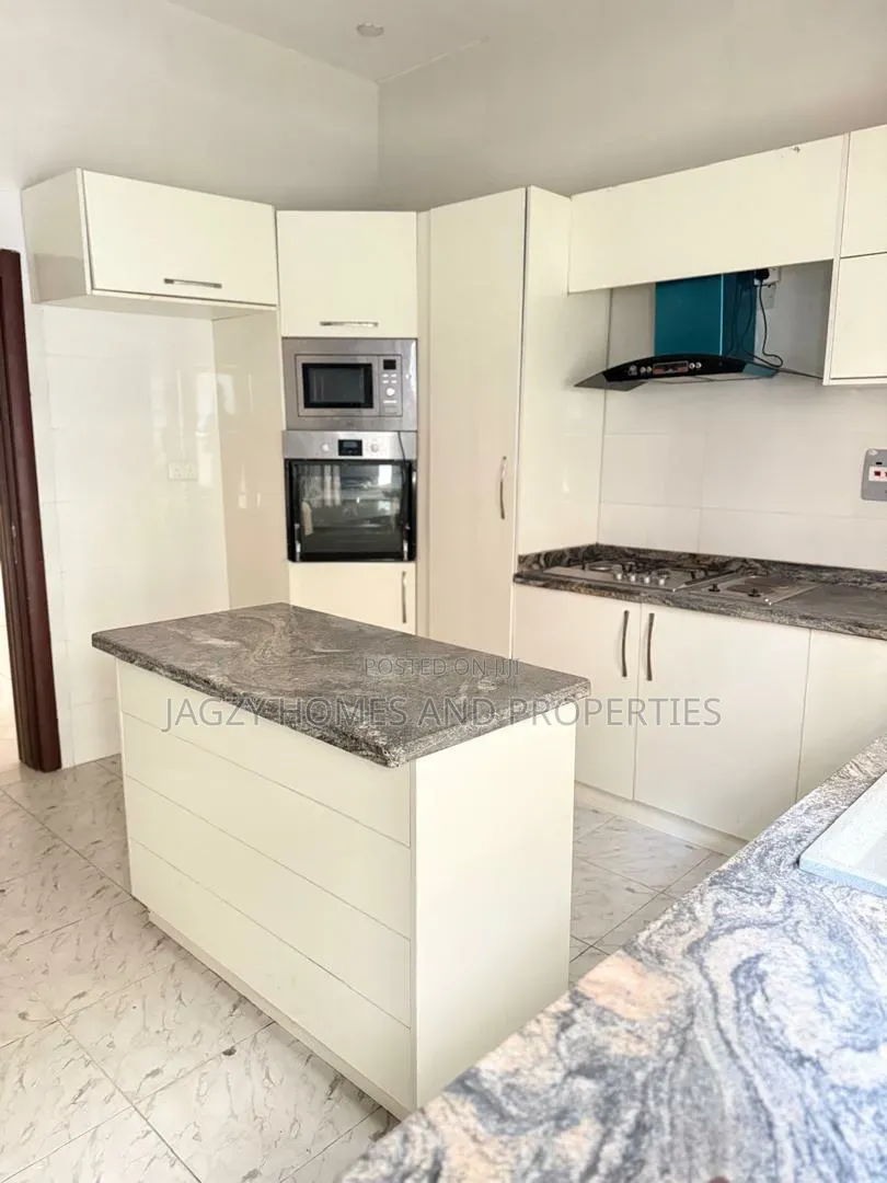 4bdrm Duplex in Ikota Villa Estate for rent in Ikota