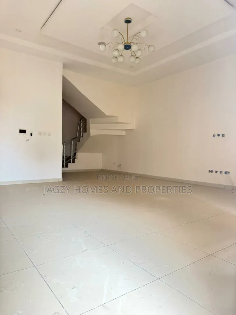 4bdrm Duplex in Ikota Villa Estate for rent in Ikota