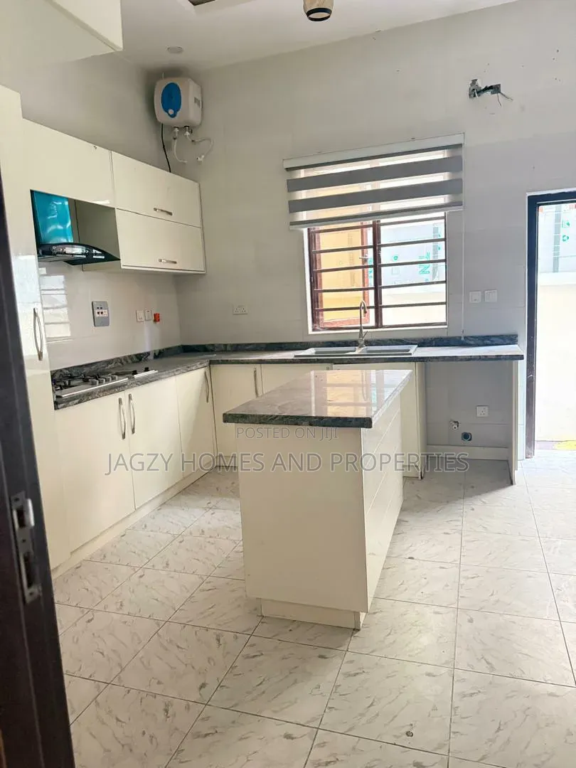 4bdrm Duplex in Ikota Villa Estate for rent in Ikota