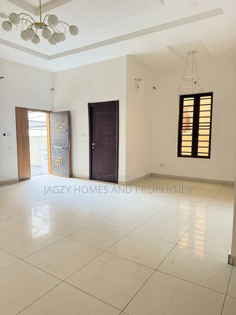 4bdrm Duplex in Ikota Villa Estate for rent in Ikota