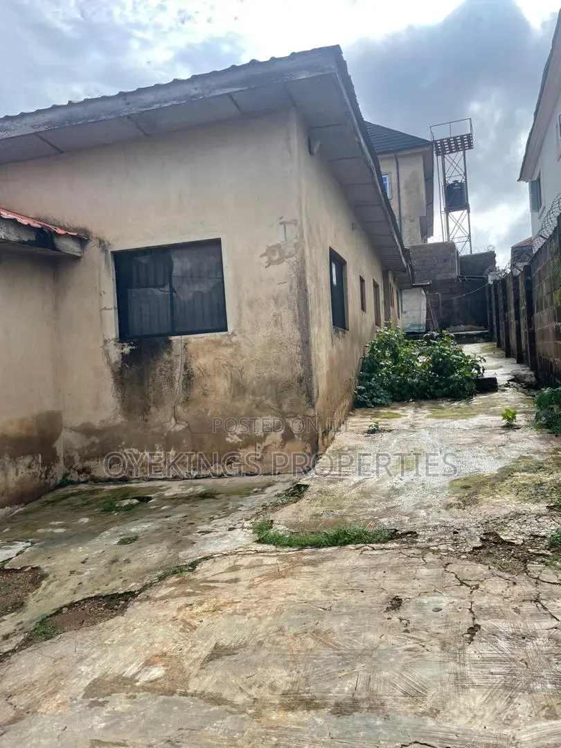 3bdrm Bungalow in Adeoje Estate, Oluyole for sale in Oluyole