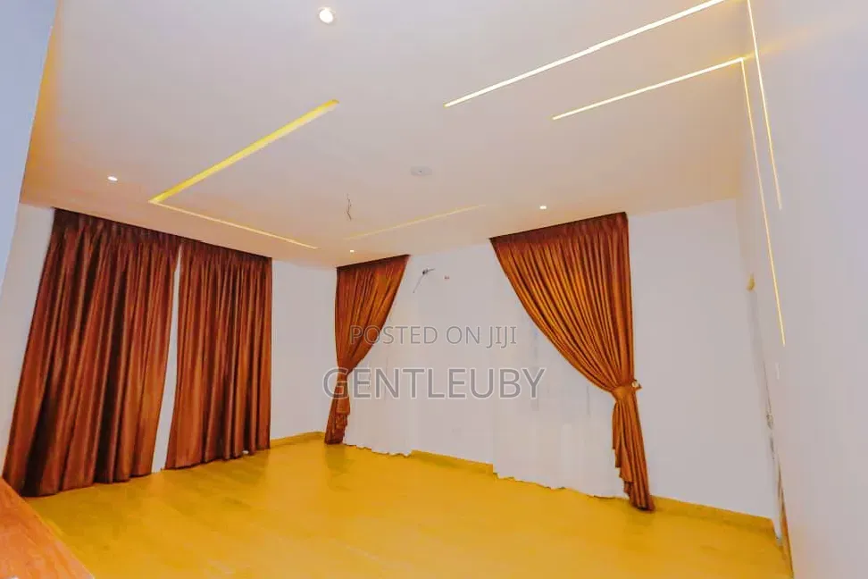 2bdrm Apartment in Ologolo Rd, Lekki Phase 1 for sale in Lekki Phase 1