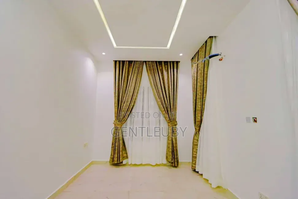 2bdrm Apartment in Ologolo Rd, Lekki Phase 1 for sale in Lekki Phase 1
