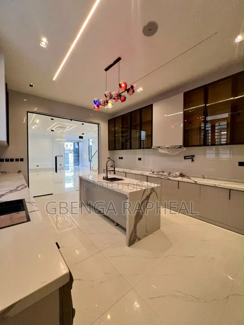 5bdrm Duplex in Chevron, Lekki for sale in Lekki
